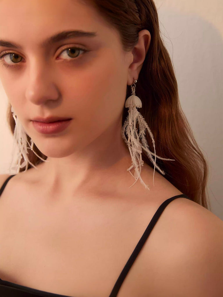 Boucles d'oreilles méduse, longues plumes, perles translucides, design aérien, hypoallergénique, modèle Médusa - Boucles d'oreilles - Blanc