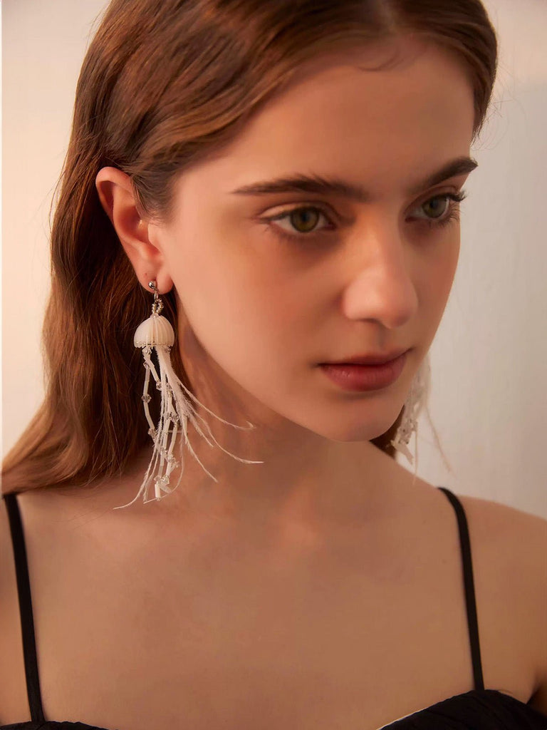 Boucles d'oreilles méduse, longues plumes, perles translucides, design aérien, hypoallergénique, modèle Médusa - Boucles d'oreilles - Blanc