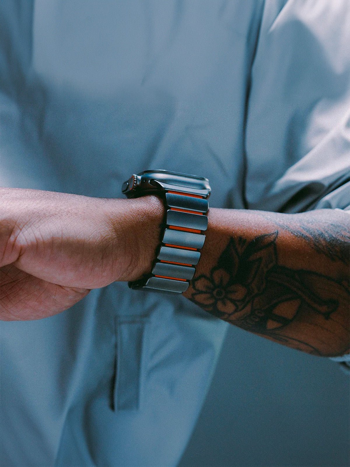 Bracelet Apple Watch Ultra Premium, en Titane Grade 4, fermeture magnétique N52, intérieur FKM, design sportif premium, look prestigieux, modèle Salvador - Bracelet Apple Watch - Argent et orange 44 à 49 mm