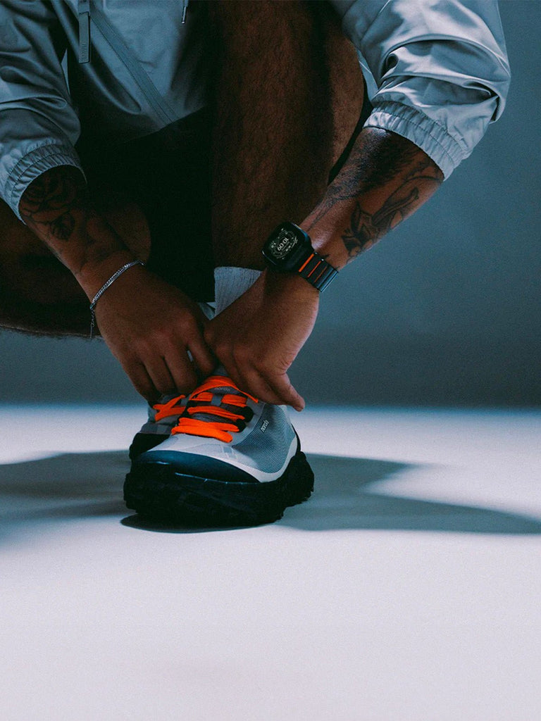 Bracelet Apple Watch Ultra Premium, en Titane Grade 4, fermeture magnétique N52, intérieur FKM, design sportif premium, look prestigieux, modèle Salvador - Bracelet Apple Watch - Noir et orange 44 à 49 mm