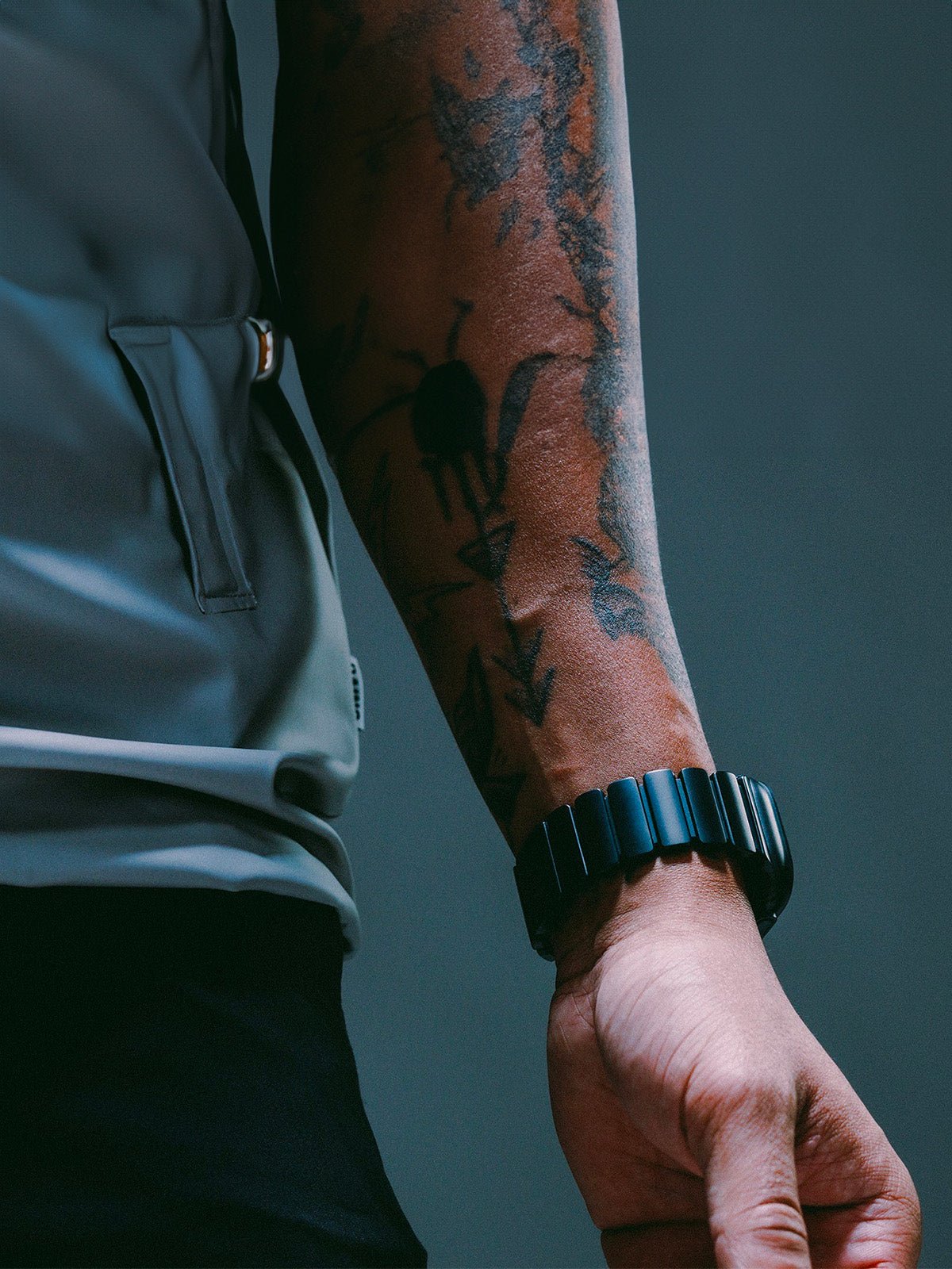 Bracelet Apple Watch Ultra Premium, en Titane Grade 4, fermeture magnétique N52, intérieur FKM, design sportif premium, look prestigieux, modèle Salvador - Bracelet Apple Watch - Noir 44 à 49 mm