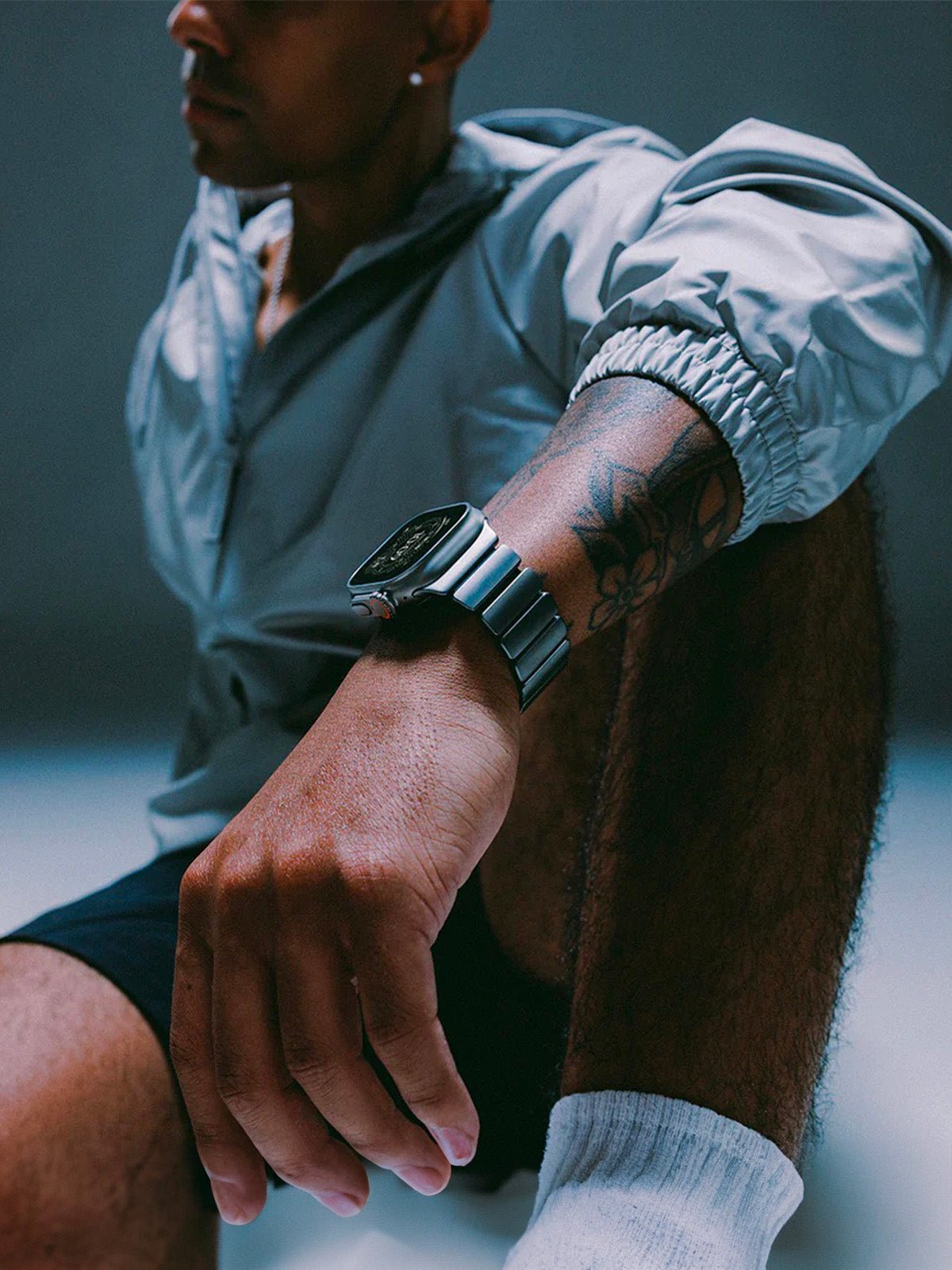 Bracelet Apple Watch Ultra Premium, en Titane Grade 4, fermeture magnétique N52, intérieur FKM, design sportif premium, look prestigieux, modèle Salvador - Bracelet Apple Watch - Argent et noir 44 à 49 mm