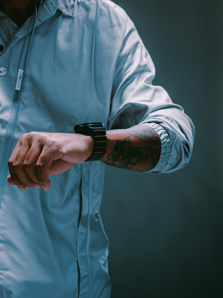 Bracelet Apple Watch Ultra Premium, en Titane Grade 4, fermeture magnétique N52, intérieur FKM, design sportif premium, look prestigieux, modèle Salvador - Bracelet Apple Watch - Noir et orange 44 à 49 mm