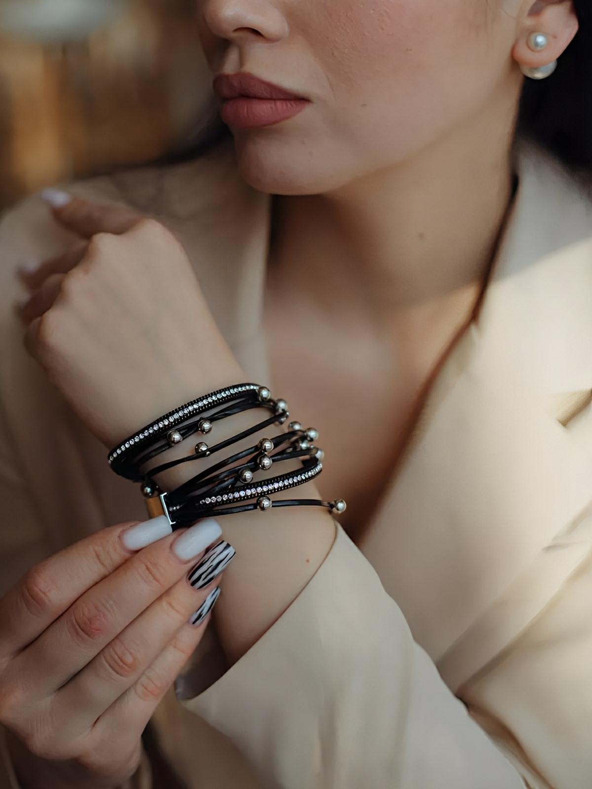 Bracelet femme multi - rangs simili vegan, perles, strass, fermoir magnétique, modèle Amelle - Bracelet - Noir