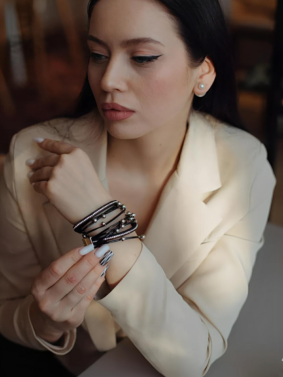 Bracelet femme multi - rangs simili vegan, perles, strass, fermoir magnétique, modèle Amelle - Bracelet - Noir