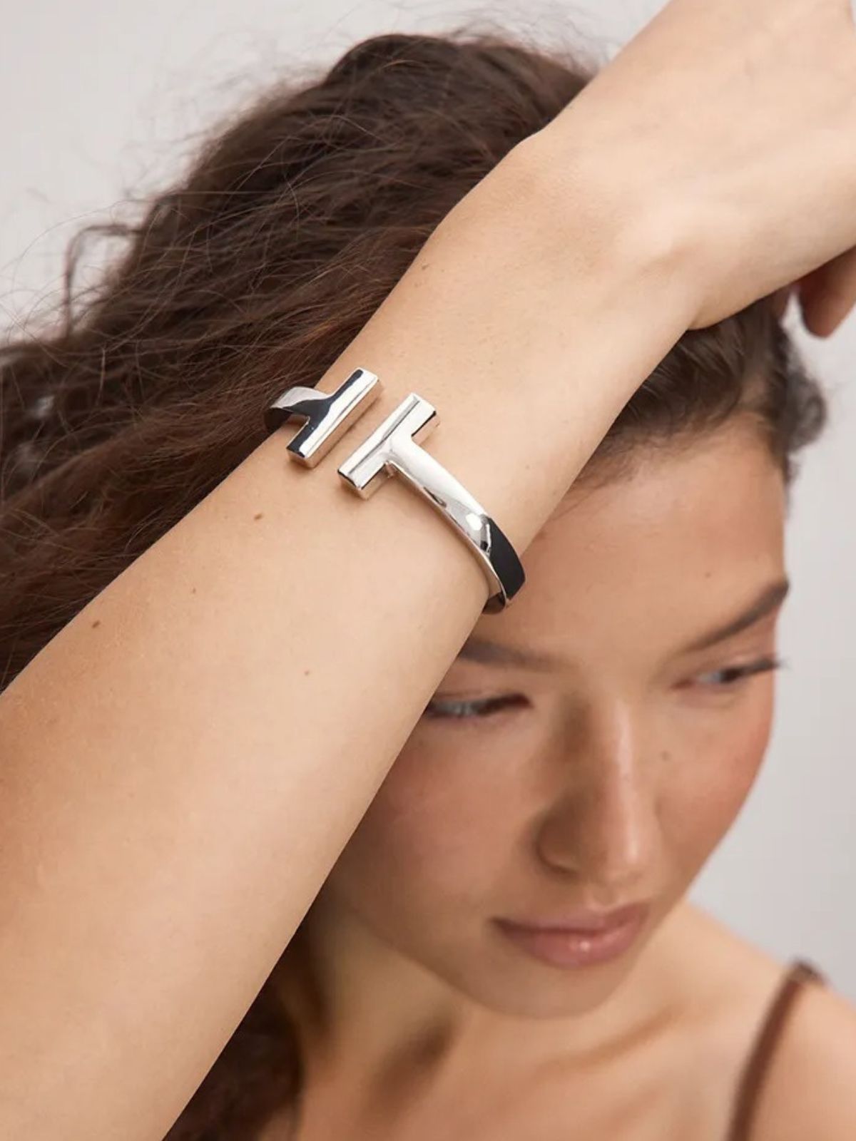 Bracelet jonc T, métal argenté, style géométrique, design massif, modèle Dora - Bracelet - Argent