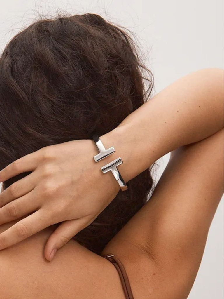Bracelet jonc T, métal argenté, style géométrique, design massif, modèle Dora - Bracelet - Argent
