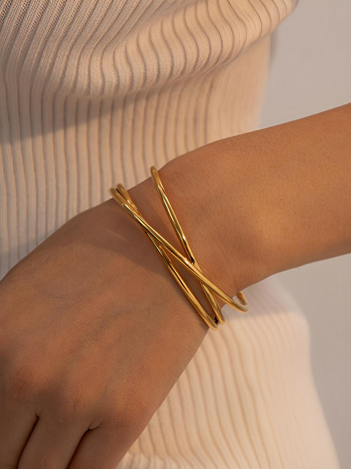 Bracelet rigide, torsadé, plaqué or, style old money, acier inoxydable, modèle Lucienne - Bracelet - Or