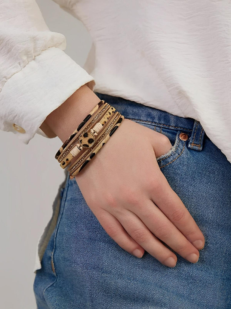 Bracelet simili vegan léopard, fermoir magnétique, déco dorée, style safari, poils effet fourrure, modèle Alya - Bracelet - Beige