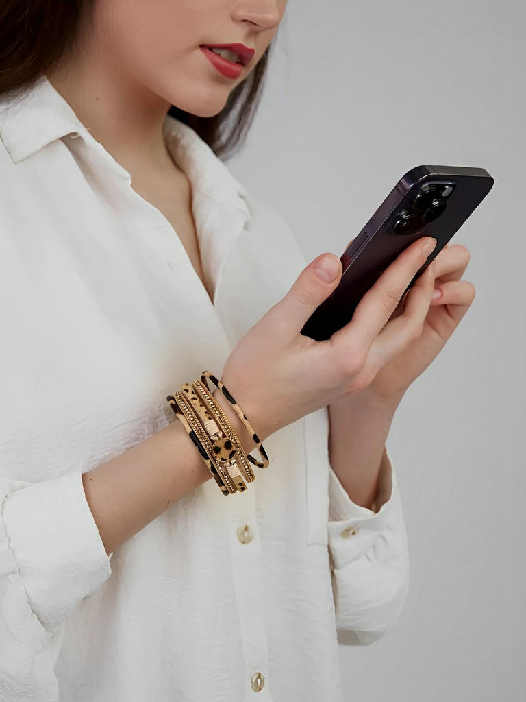 Bracelet simili vegan léopard, fermoir magnétique, déco dorée, style safari, poils effet fourrure, modèle Alya - Bracelet - Beige