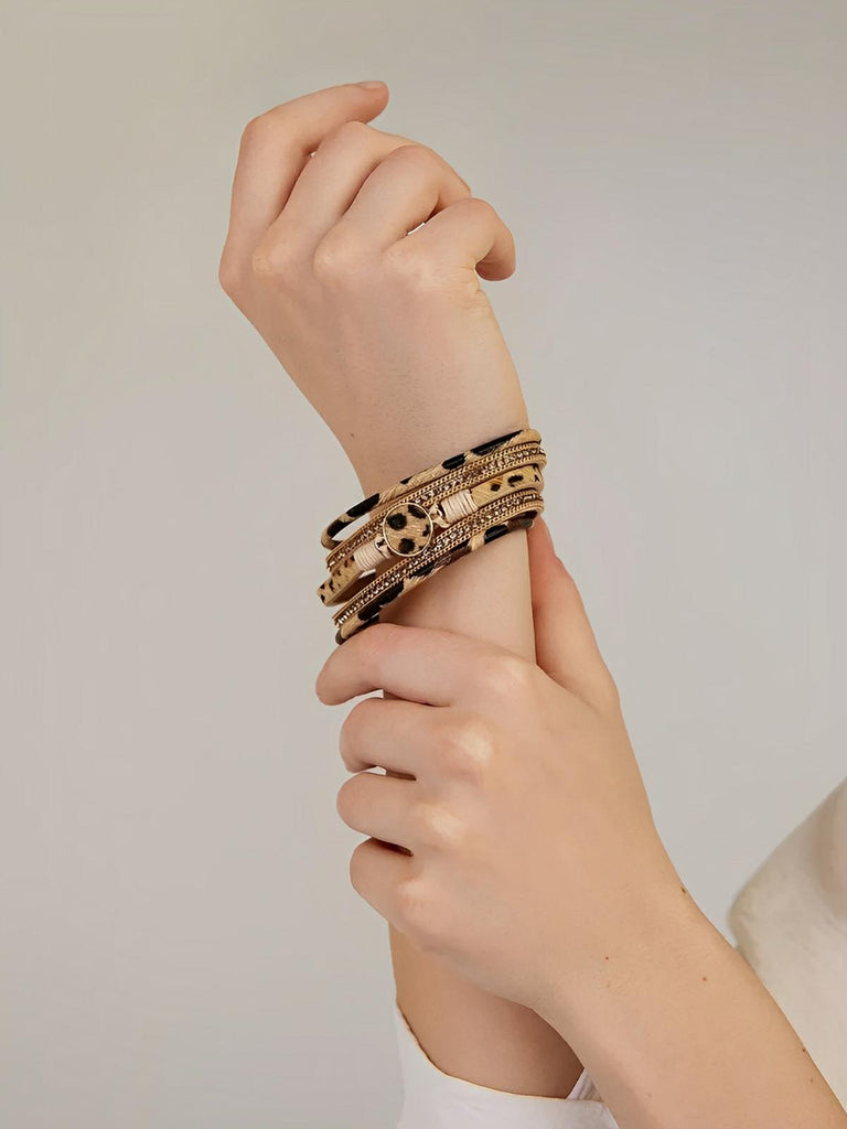 Bracelet simili vegan léopard, fermoir magnétique, déco dorée, style safari, poils effet fourrure, modèle Alya - Bracelet - Beige
