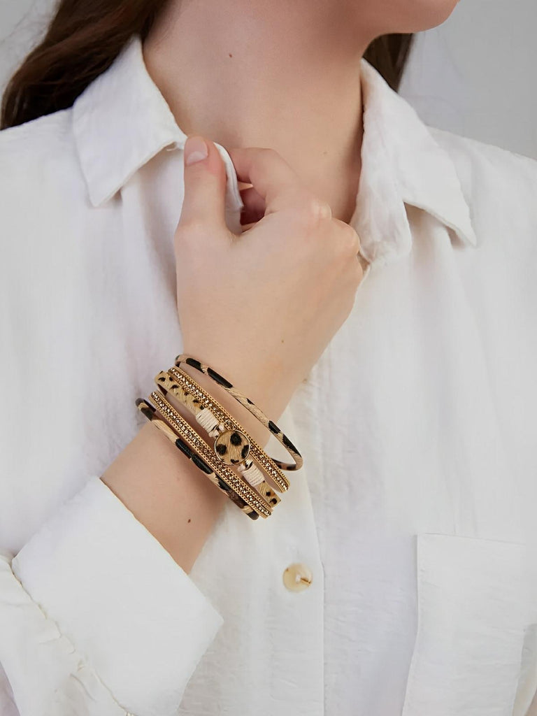 Bracelet simili vegan léopard, fermoir magnétique, déco dorée, style safari, poils effet fourrure, modèle Alya - Bracelet - Beige