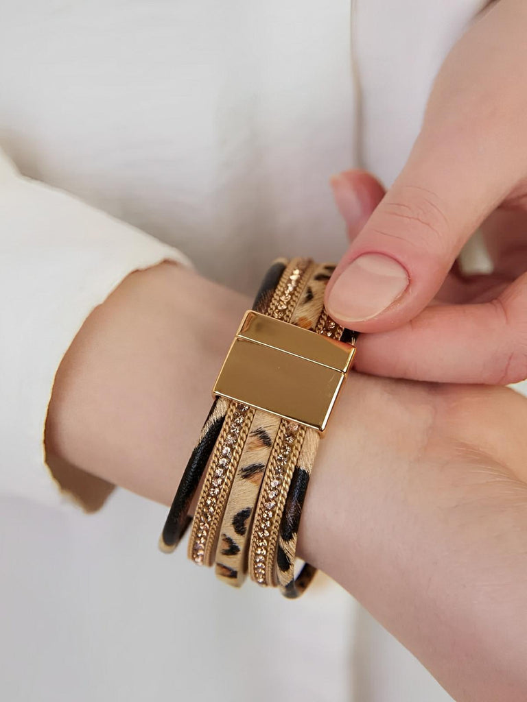 Bracelet simili vegan léopard, fermoir magnétique, déco dorée, style safari, poils effet fourrure, modèle Alya - Bracelet - Beige