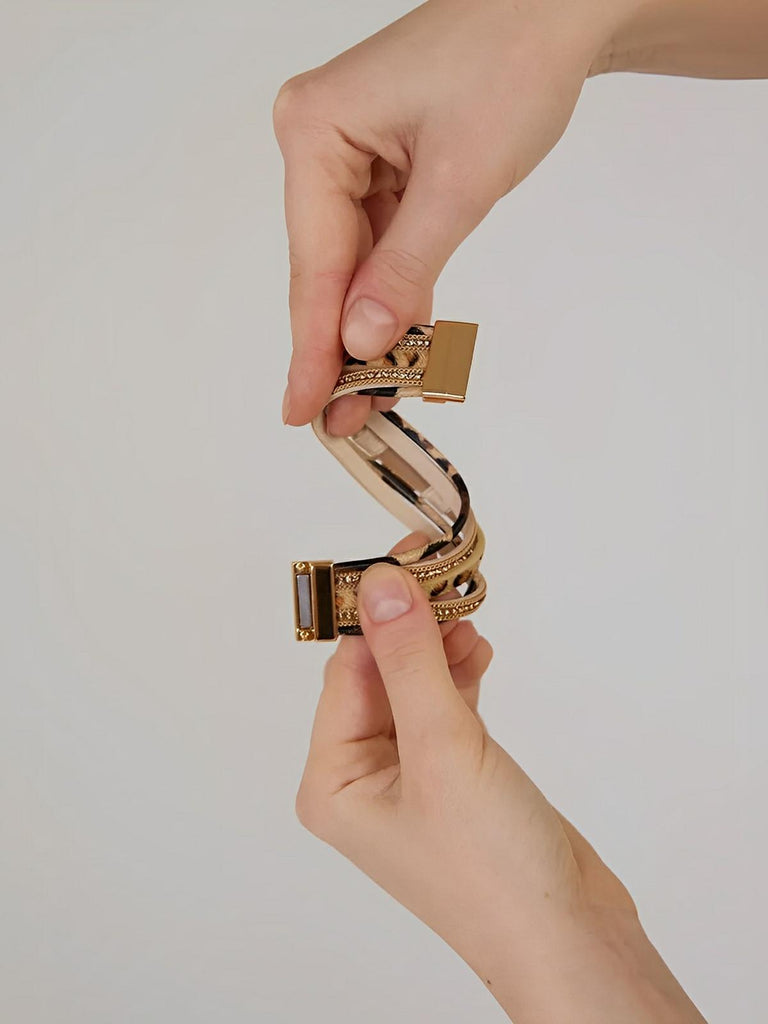 Bracelet simili vegan léopard, fermoir magnétique, déco dorée, style safari, poils effet fourrure, modèle Alya - Bracelet - Beige