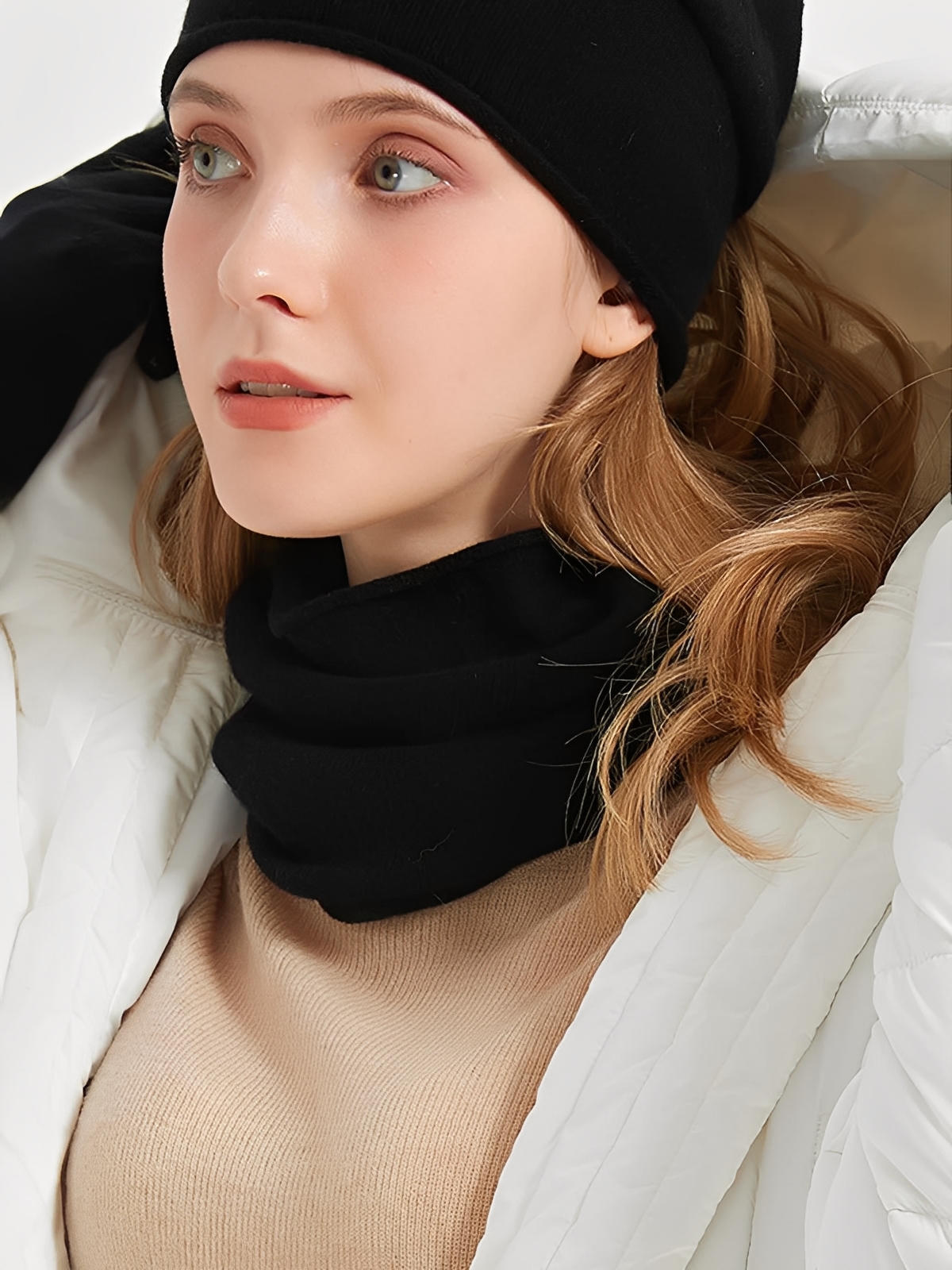 Merino wool neck warmer, natural softness, breathable warmth, seamless design, lightweight comfort, unisex style, Freya model