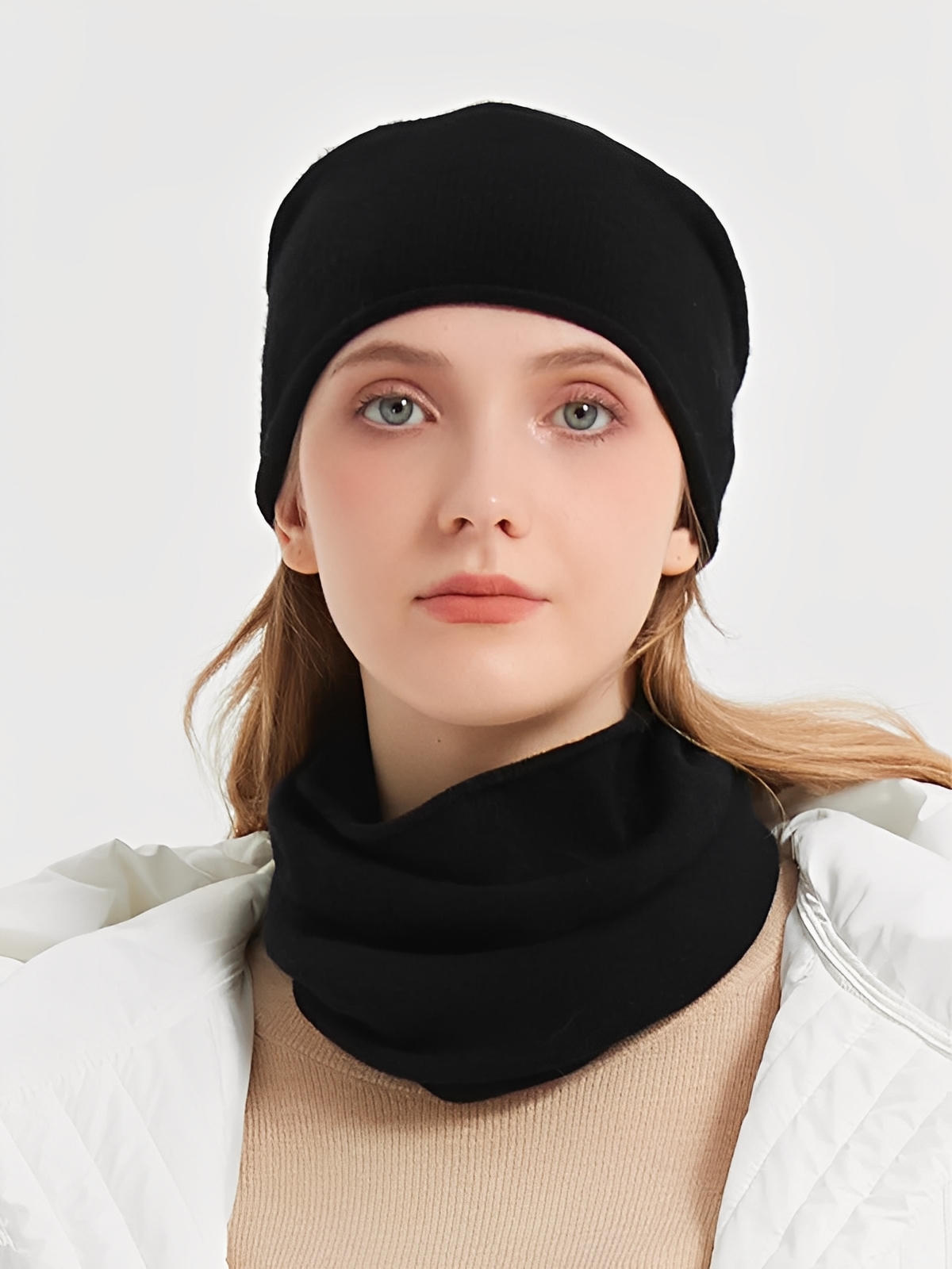 Merino wool neck warmer, natural softness, breathable warmth, seamless design, lightweight comfort, unisex style, Freya model