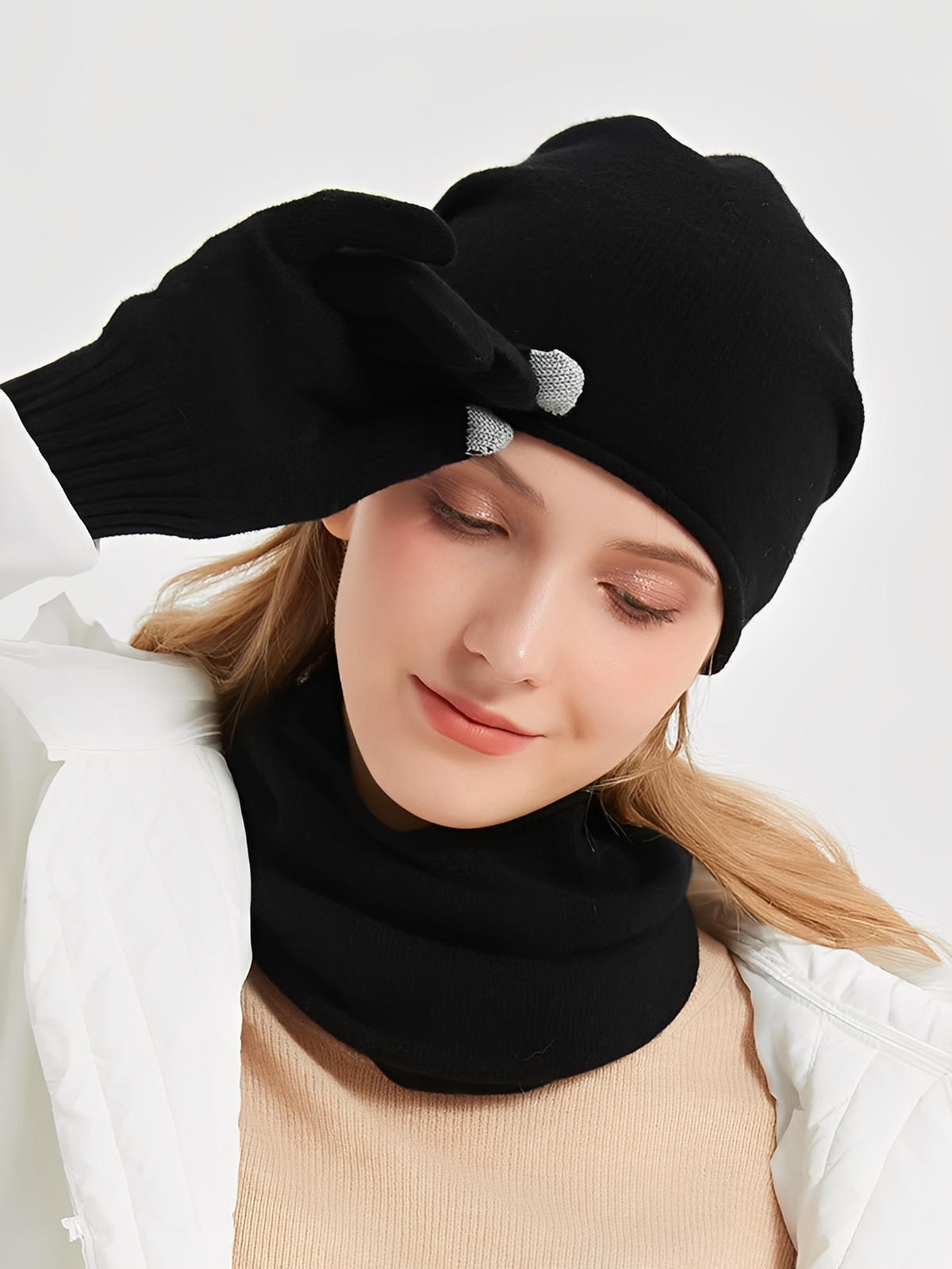 Merino wool neck warmer, natural softness, breathable warmth, seamless design, lightweight comfort, unisex style, Freya model