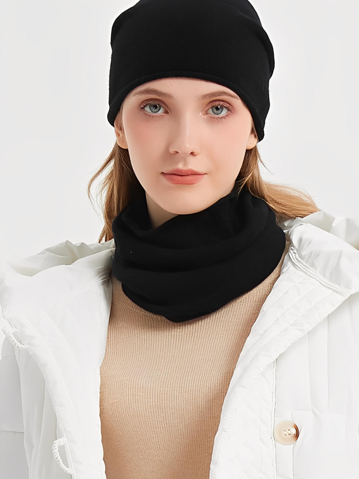 Merino wool neck warmer, natural softness, breathable warmth, seamless design, lightweight comfort, unisex style, Freya model