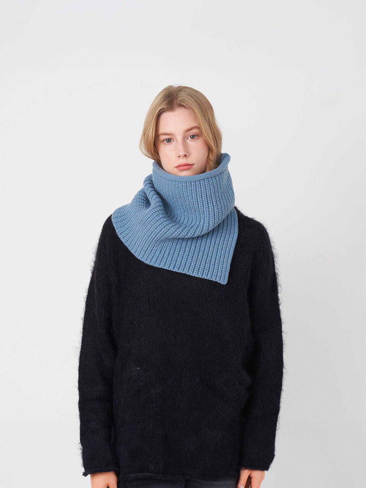 Cache - cou tricoté, doux et chaud, design haut col, unisexe, hiver, confort thermique, protection du cou, style minimaliste, modèle Artémis - Cache - cou - Bleu clair
