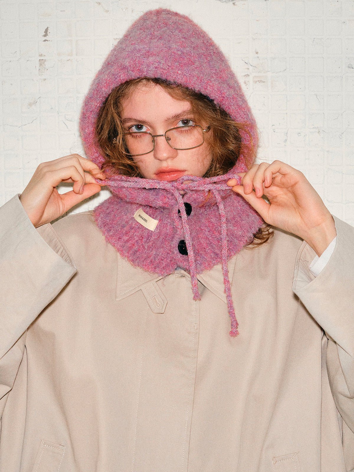 Cagoule femme hiver, bonnet capuche tricoté, laine mélangée chaude, cagoule avec cordons, cache - oreilles, style moderne, bonnet col intégré, confort douillet, modèle Camela - Écharpe - Rose