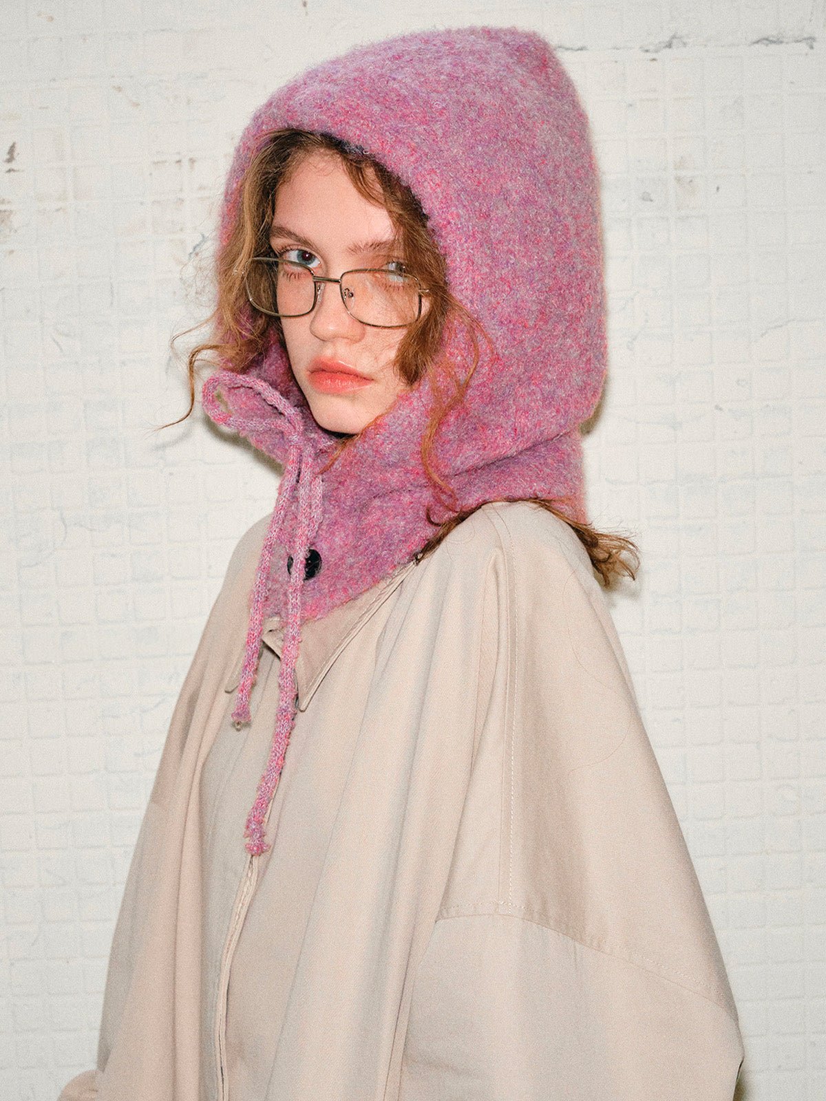 Cagoule femme hiver, bonnet capuche tricoté, laine mélangée chaude, cagoule avec cordons, cache - oreilles, style moderne, bonnet col intégré, confort douillet, modèle Camela - Écharpe - Rose