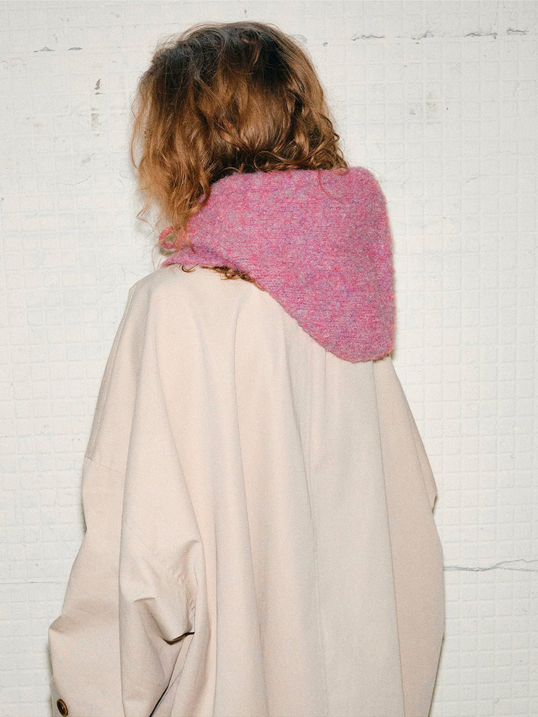 Cagoule femme hiver, bonnet capuche tricoté, laine mélangée chaude, cagoule avec cordons, cache - oreilles, style moderne, bonnet col intégré, confort douillet, modèle Camela - Écharpe - Rose