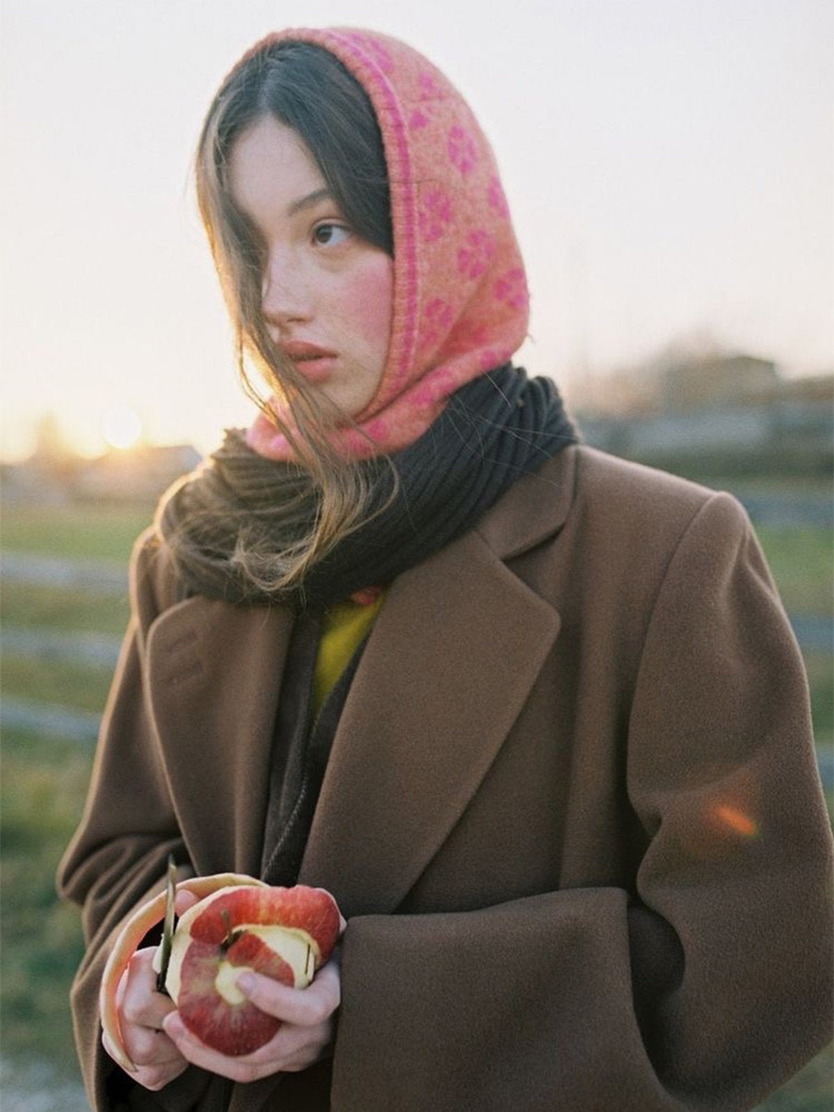 Cagoule tricotée femme, cagoule fleur orange rose, cagoule chaude hiver, cagoule douce laine, cagoule design européen, modèle Pomme - Écharpe - Rose