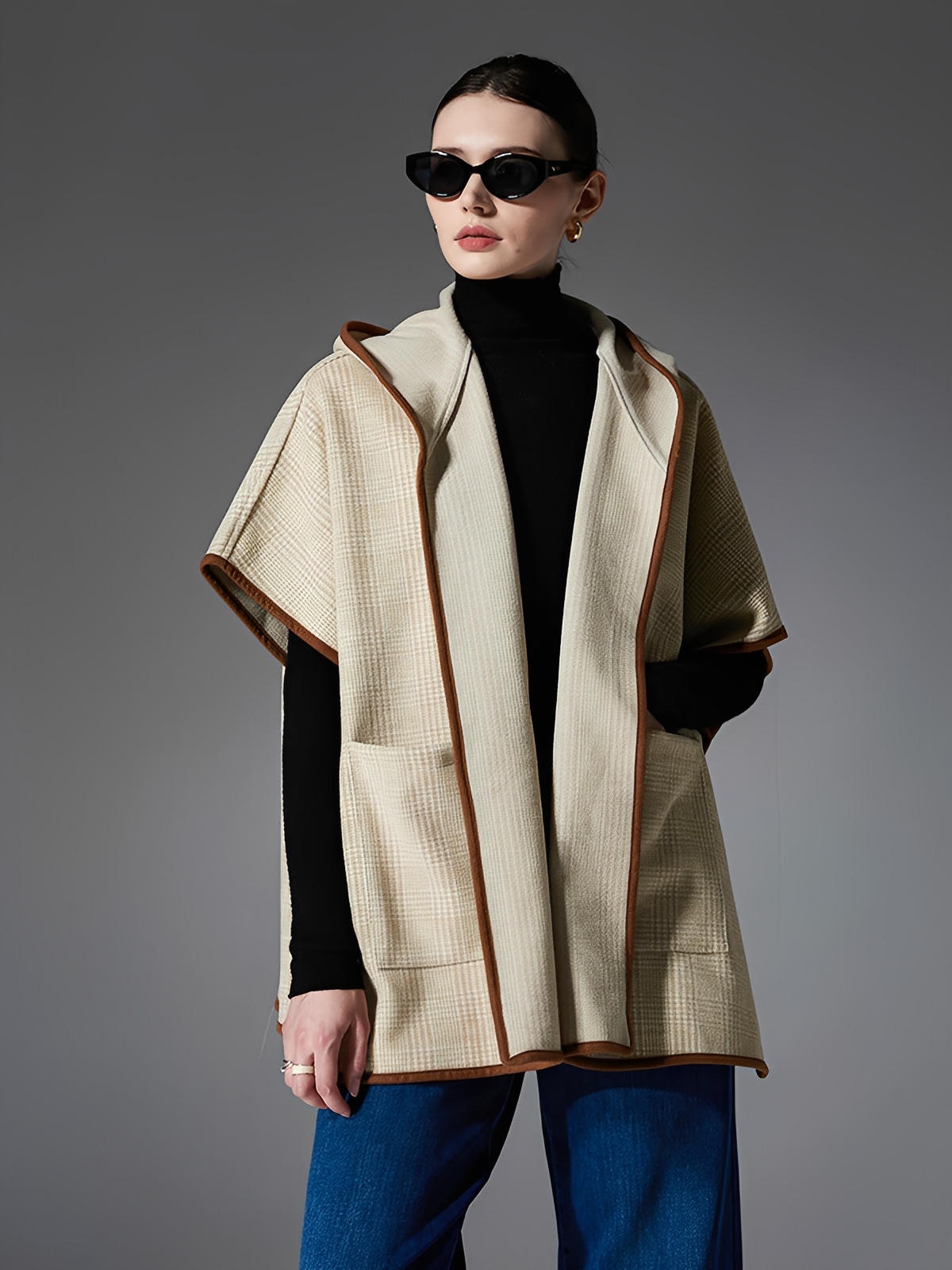Châle à capuche femme, cape plaid beige, poncho chaud automne hiver, manteau léger sans manche, grande écharpe à poches, modèle Nistare - Châle - Beige