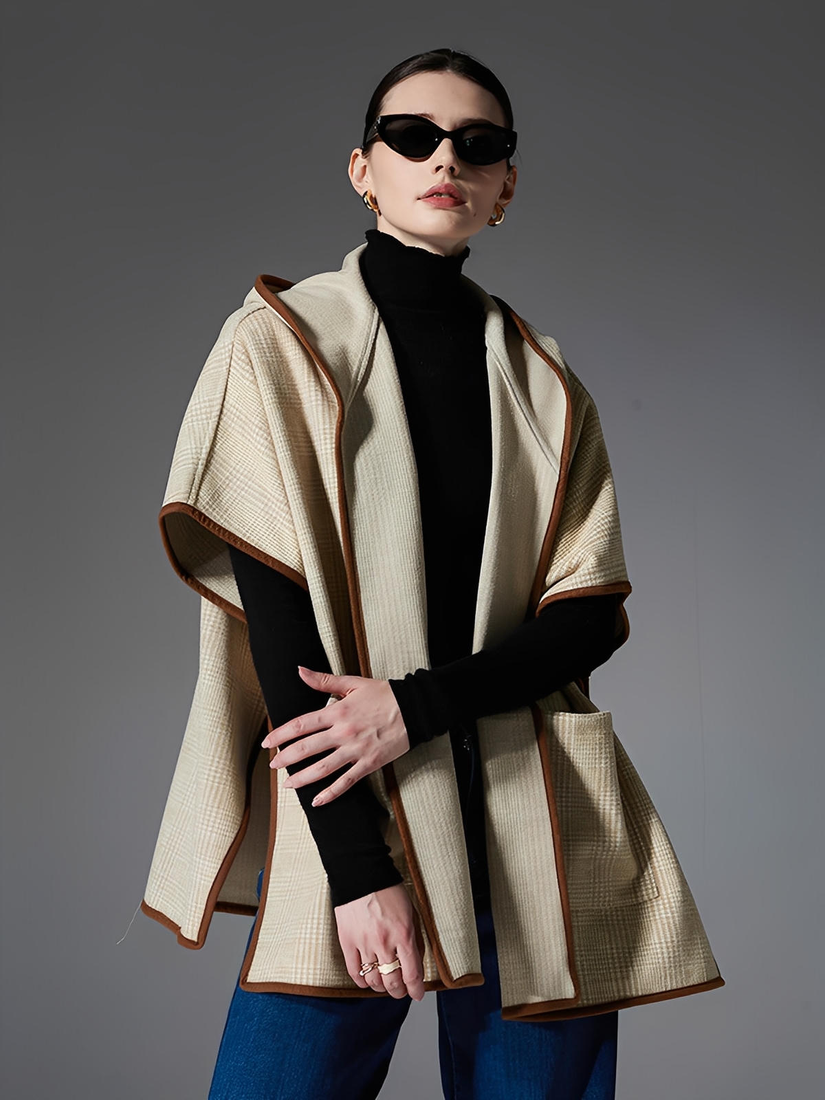 Châle à capuche femme, cape plaid beige, poncho chaud automne hiver, manteau léger sans manche, grande écharpe à poches, modèle Nistare - Châle - Beige