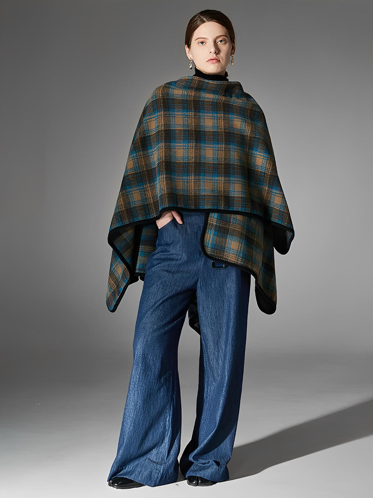 Châle à carreaux, poncho plaid chaud femme, couverture épaules hiver, grand châle doux, cape carreaux bruns et bleus, plaid épais 150x130cm, modèle Kirne - Châle - Brun et bleu