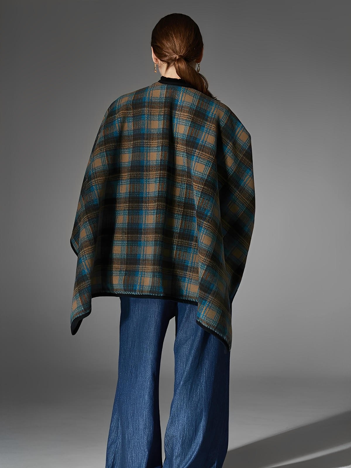 Châle à carreaux, poncho plaid chaud femme, couverture épaules hiver, grand châle doux, cape carreaux bruns et bleus, plaid épais 150x130cm, modèle Kirne - Châle - Brun et bleu