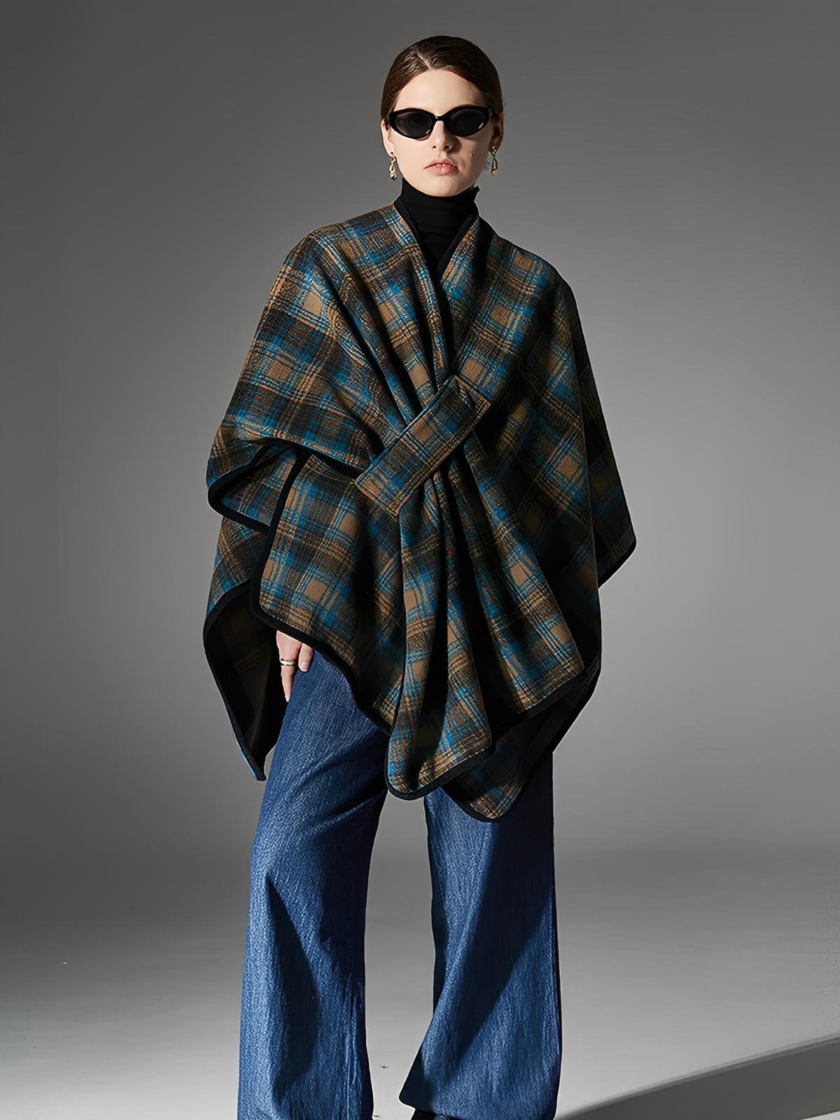 Châle à carreaux, poncho plaid chaud femme, couverture épaules hiver, grand châle doux, cape carreaux bruns et bleus, plaid épais 150x130cm, modèle Kirne - Châle - Brun et bleu