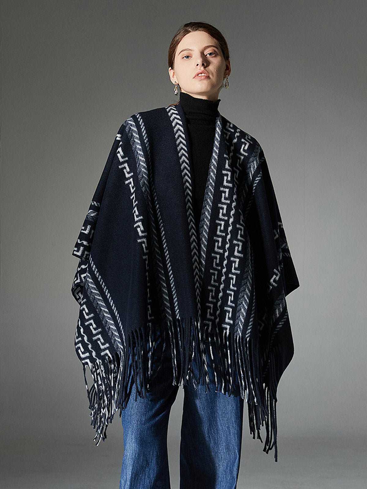 Châle à franges bleu marine, poncho chaud femme, cape géométrique moderne, couverture épaules douce, châle hivernal ample, style urbain chic, modèle Domitille - Châle - Bleu marine