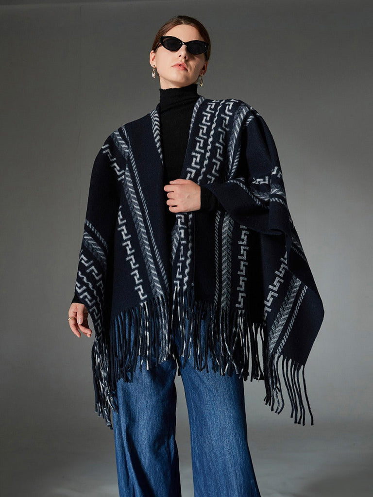 Châle à franges bleu marine, poncho chaud femme, cape géométrique moderne, couverture épaules douce, châle hivernal ample, style urbain chic, modèle Domitille - Châle - Bleu marine