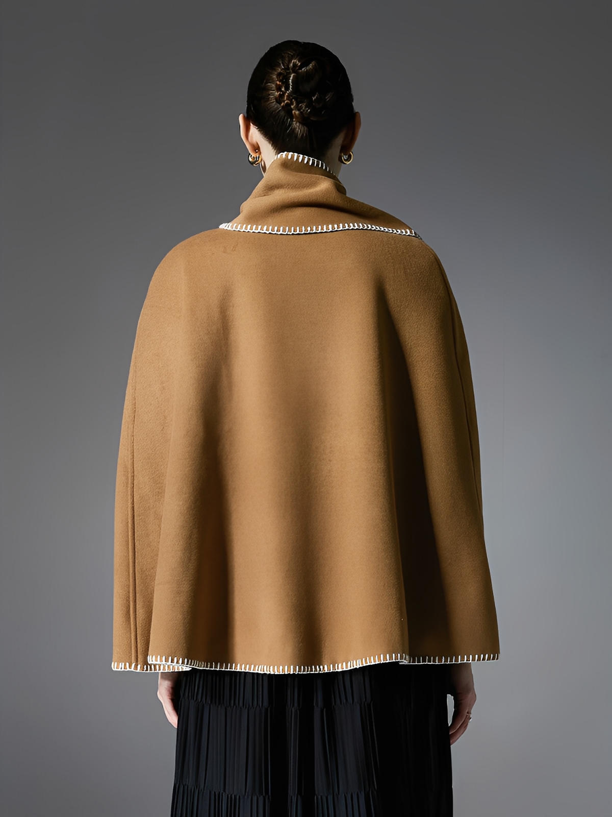 Châle camel double face, couture contrastée blanche, cape chaude automne hiver, style européen, douceur enveloppante, design minimal, grande taille confortable, modèle Soline - Châle - Camel