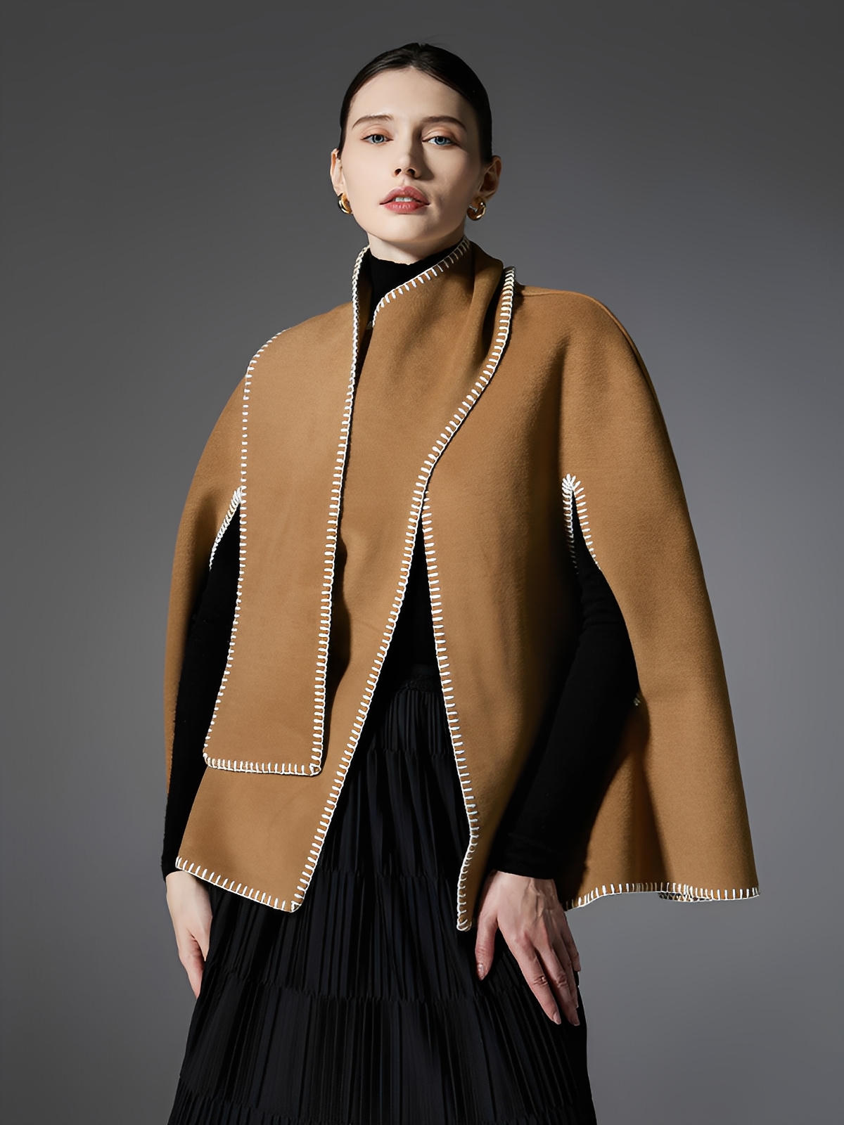 Châle camel double face, couture contrastée blanche, cape chaude automne hiver, style européen, douceur enveloppante, design minimal, grande taille confortable, modèle Soline - Châle - Camel