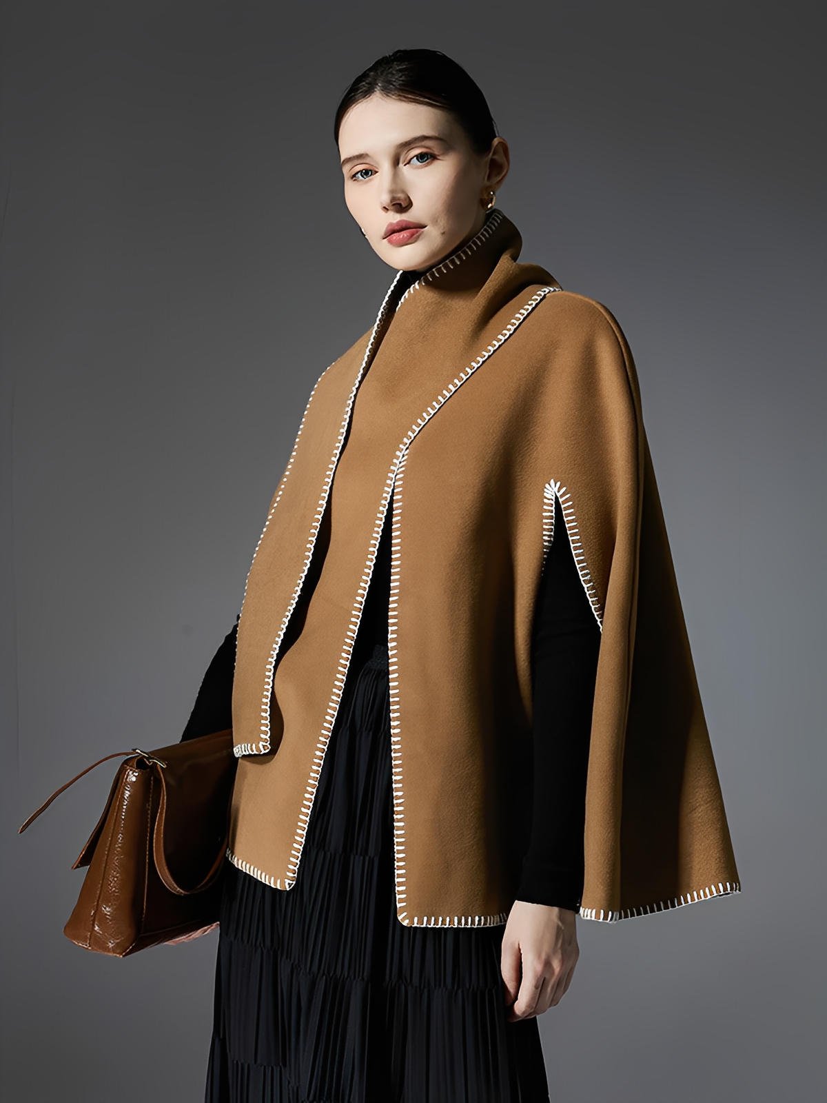 Châle camel double face, couture contrastée blanche, cape chaude automne hiver, style européen, douceur enveloppante, design minimal, grande taille confortable, modèle Soline - Châle - Camel