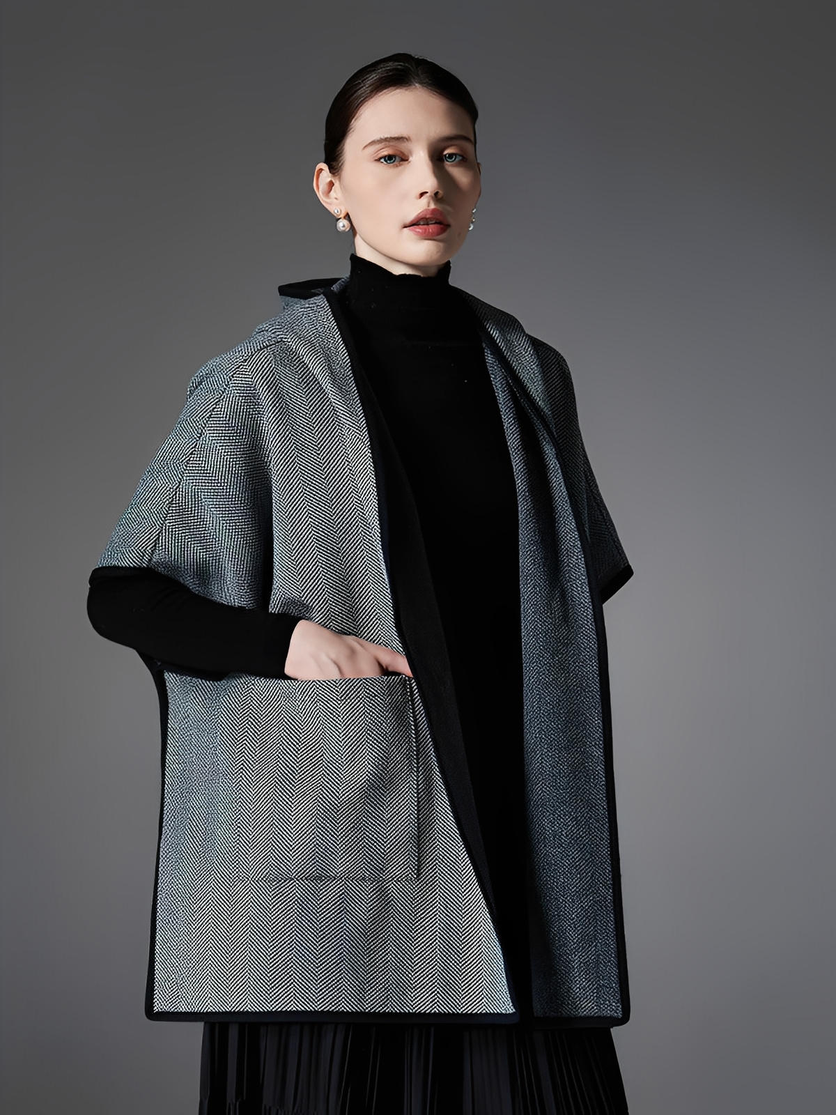 Châle cape à capuche femme, motif chevrons, tissu double face chaud, gris noir, poches latérales, style urbain, automne hiver, modèle Haride - Châle - Gris