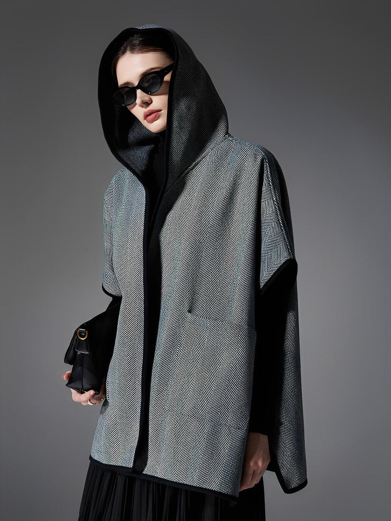 Châle cape à capuche femme, motif chevrons, tissu double face chaud, gris noir, poches latérales, style urbain, automne hiver, modèle Haride - Châle - Gris