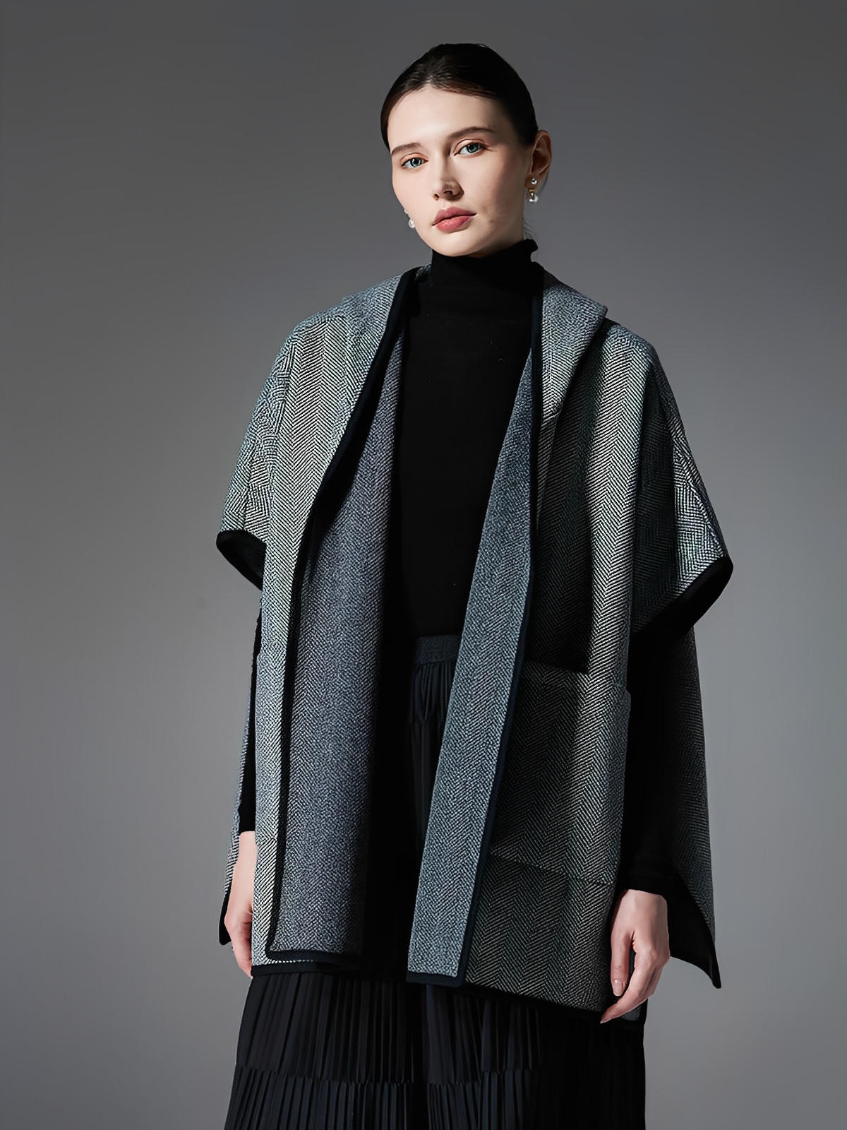 Châle cape à capuche femme, motif chevrons, tissu double face chaud, gris noir, poches latérales, style urbain, automne hiver, modèle Haride - Châle - Gris