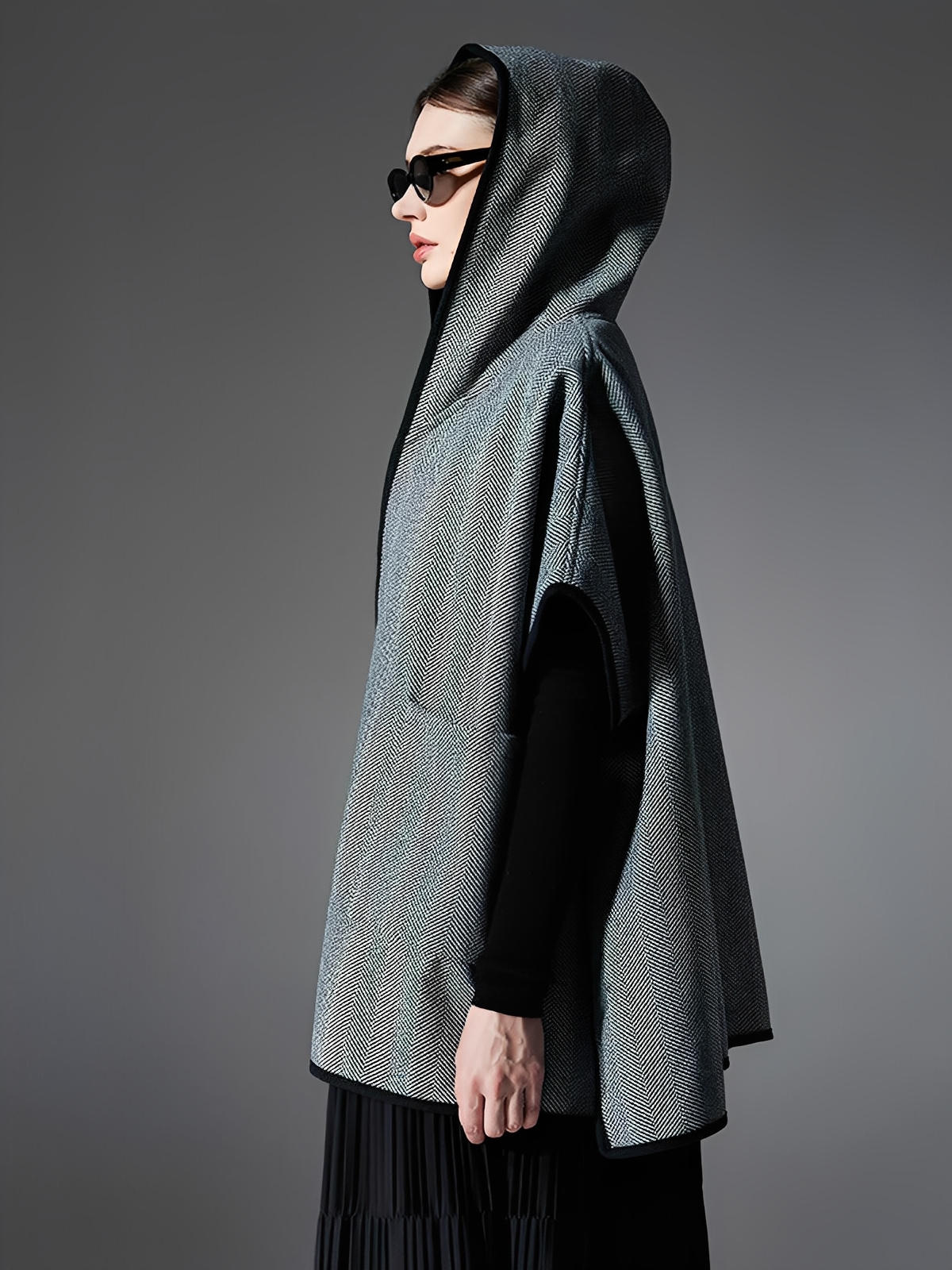 Châle cape à capuche femme, motif chevrons, tissu double face chaud, gris noir, poches latérales, style urbain, automne hiver, modèle Haride - Châle - Gris