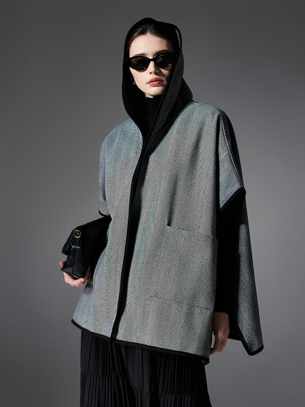 Châle cape à capuche femme, motif chevrons, tissu double face chaud, gris noir, poches latérales, style urbain, automne hiver, modèle Haride - Châle - Gris