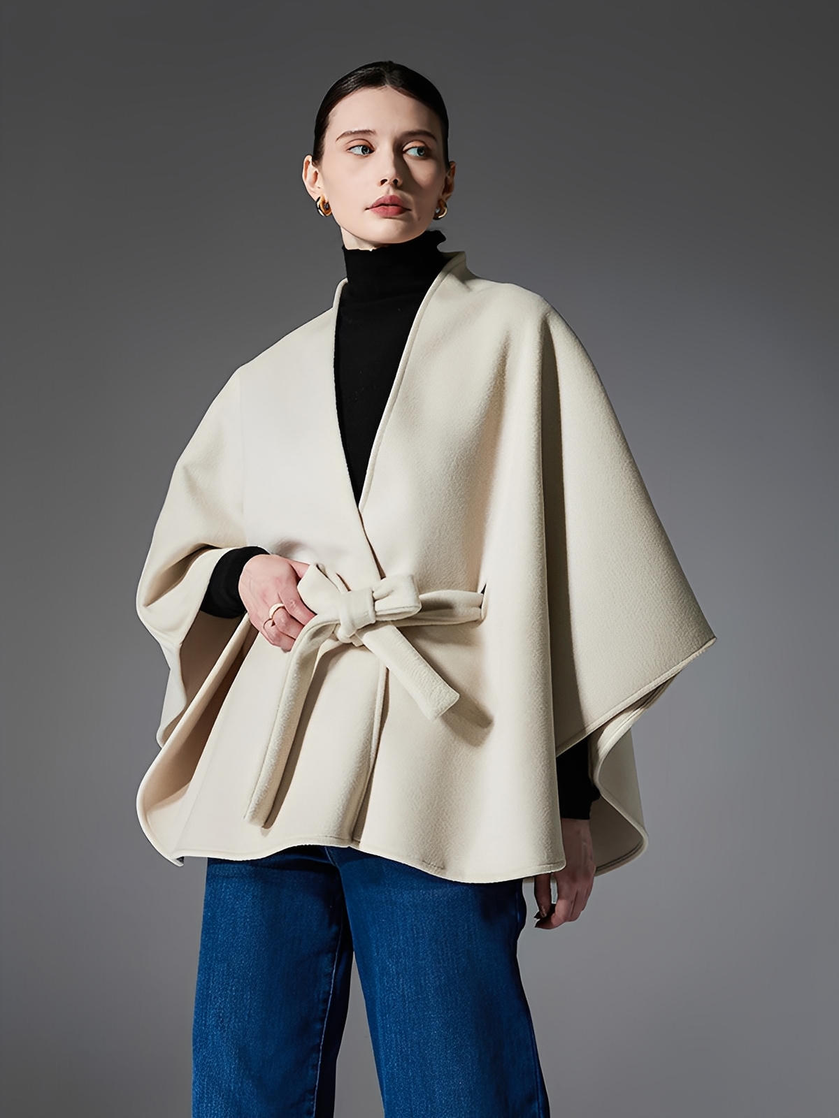 Châle cape double face, laine synthétique douce, ceinture ajustable, couleur beige, style moderne, confort chaud, tenue automne hiver, modèle Marilou - Châle - Beige