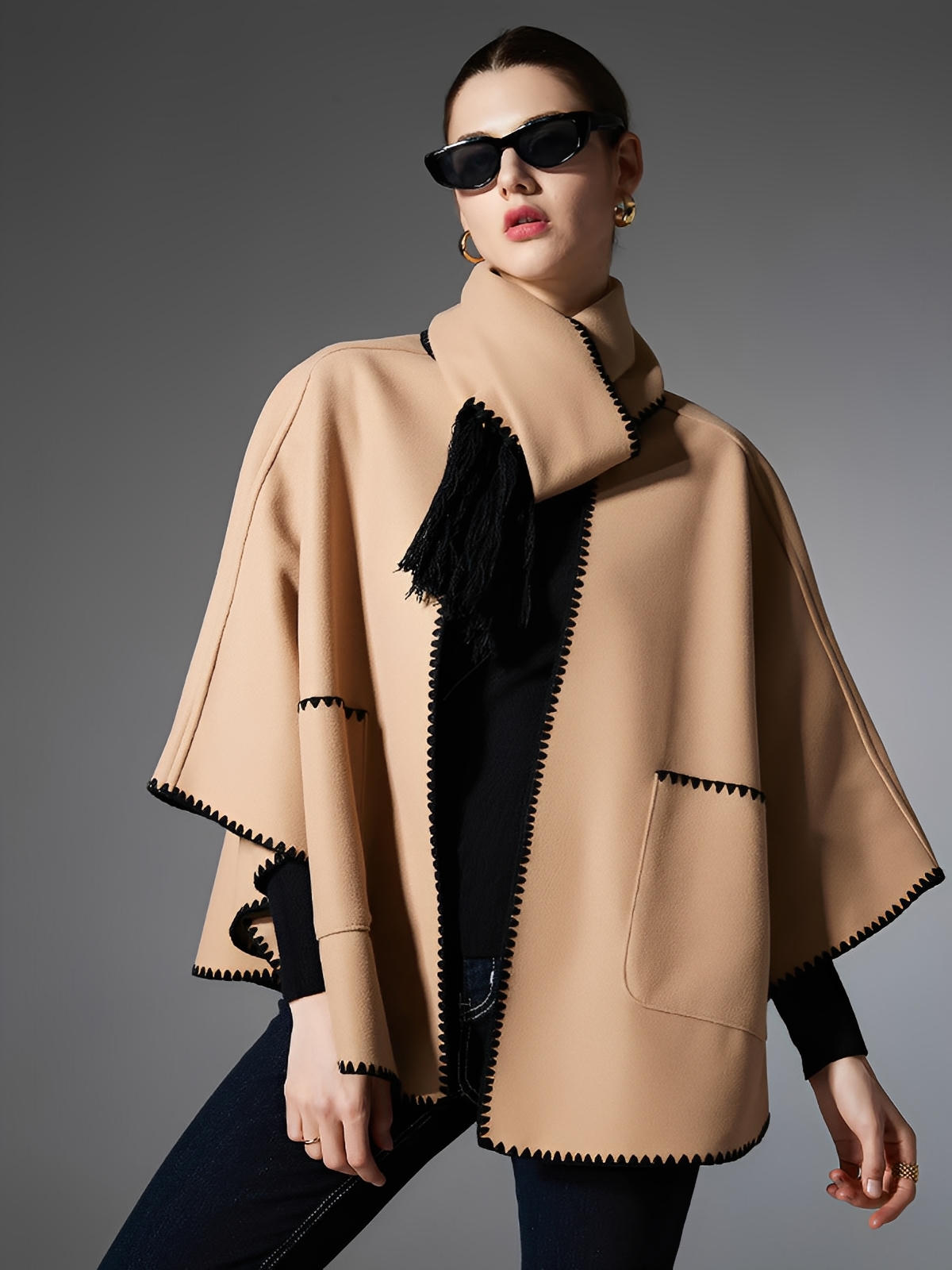 Châle cape femme, grand châle à poches, doux et chaud, style urbain, bord contrasté, écharpe intégrée automne hiver, modèle Fodja - Châle - Camel