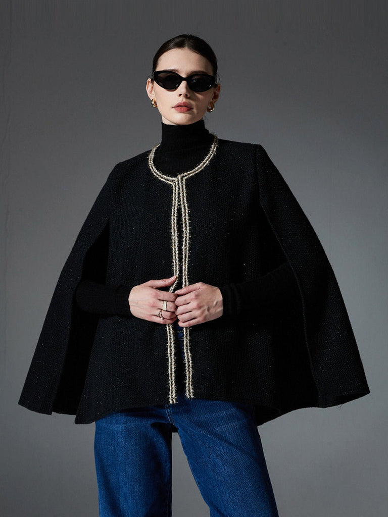 Châle cape noire femme, tissu texturé, bordure dorée, coupe fluide, style européen, chaud et raffiné, idéal automne hiver, modèle Thelma - Châle - Noir