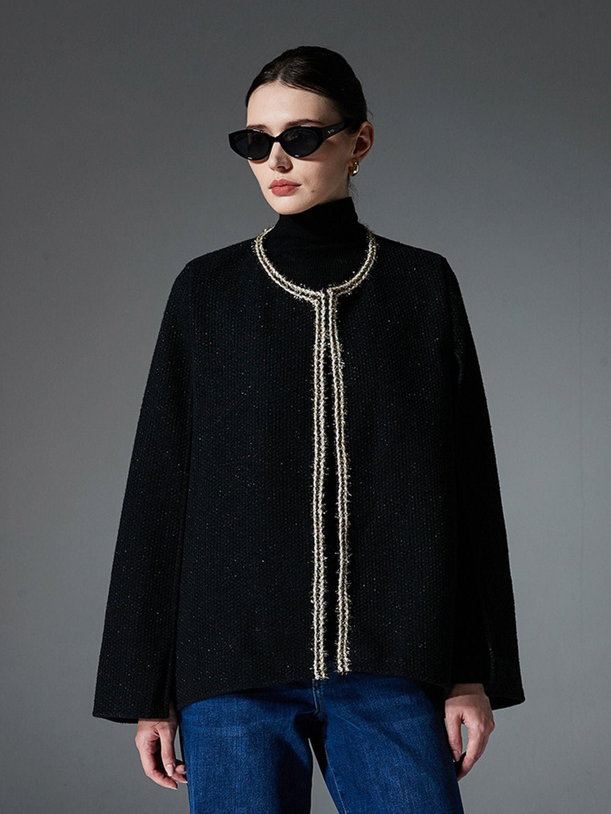 Châle cape noire femme, tissu texturé, bordure dorée, coupe fluide, style européen, chaud et raffiné, idéal automne hiver, modèle Thelma - Châle - Noir