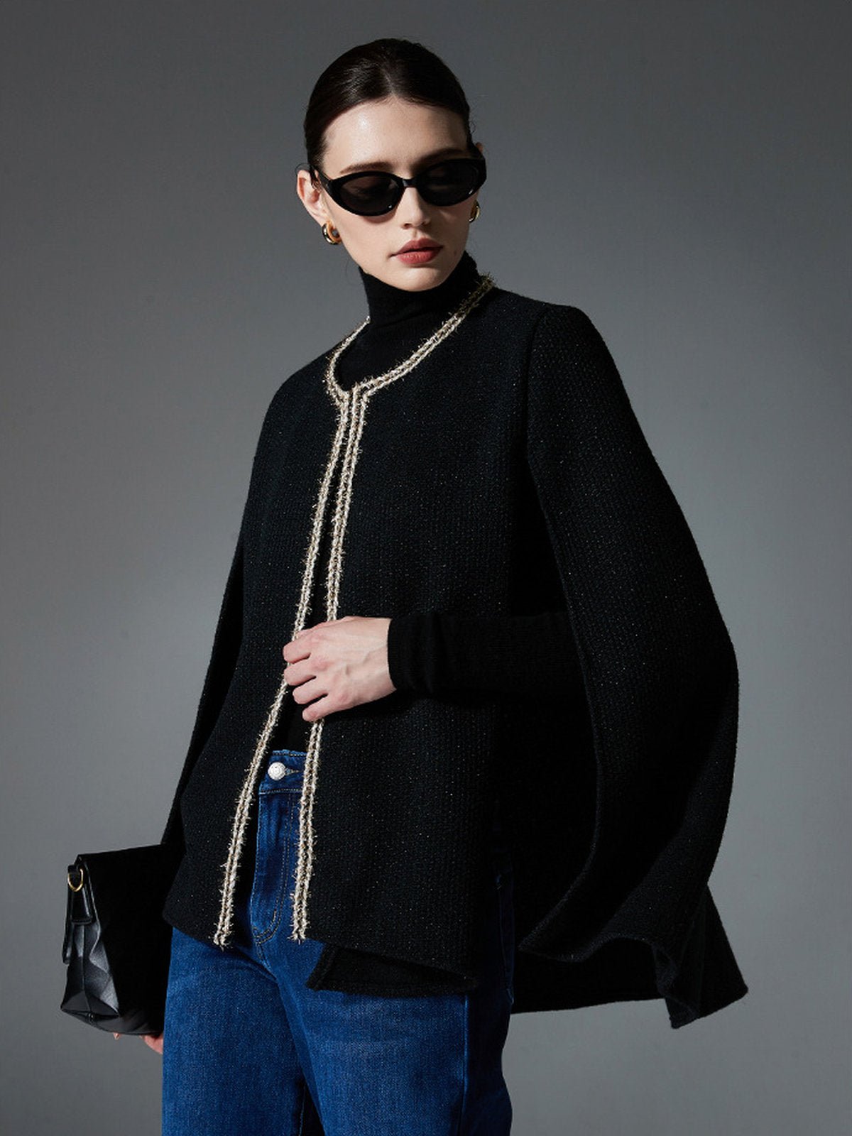 Châle cape noire femme, tissu texturé, bordure dorée, coupe fluide, style européen, chaud et raffiné, idéal automne hiver, modèle Thelma - Châle - Noir