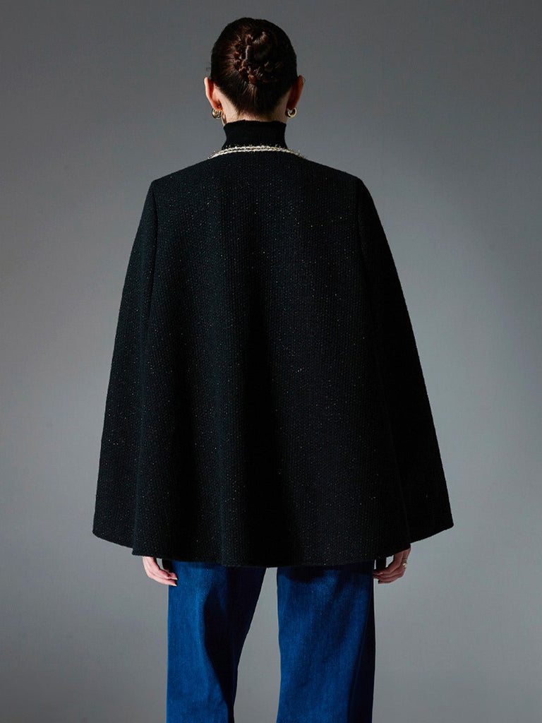 Châle cape noire femme, tissu texturé, bordure dorée, coupe fluide, style européen, chaud et raffiné, idéal automne hiver, modèle Thelma - Châle - Noir