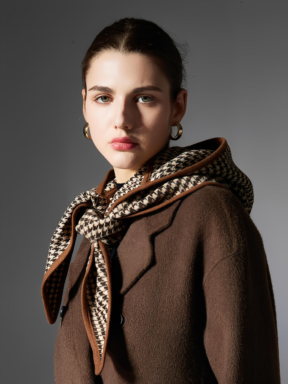 Châle capuche pied - de - poule, châle chaud hiver femme, écharpe capuche marron, foulard doux à carreaux, accessoire mode hiver, modèle Hirdane - Châle - Marron