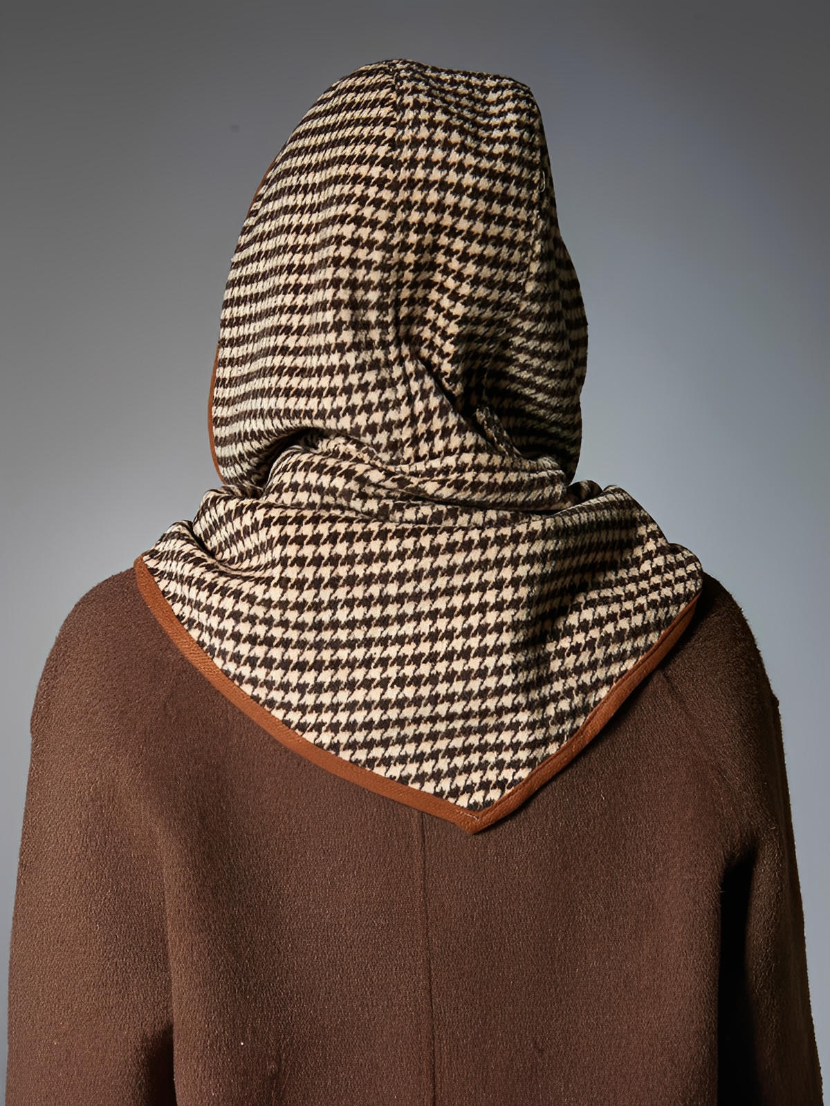Châle capuche pied - de - poule, châle chaud hiver femme, écharpe capuche marron, foulard doux à carreaux, accessoire mode hiver, modèle Hirdane - Châle - Marron
